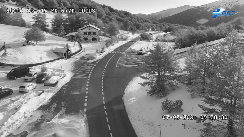 DGTes's tweet photo. 📢❄️⚫️En Madrid, se procede al corte de los accesos al puerto de Navacerrada, debido a las previsiones de fuertes nevadas en la zona.

⚠️No olviden consultar el estado del tiempo y las carreteras y llevar cadenas o neumáticos de invierno. https://t.co/Vh4Lnz3C0X