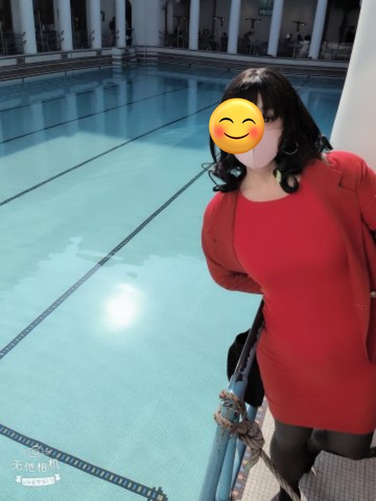 A swimming pool in the navy club.海軍俱樂部裡面的游泳池，很多人來此打卡拍照。