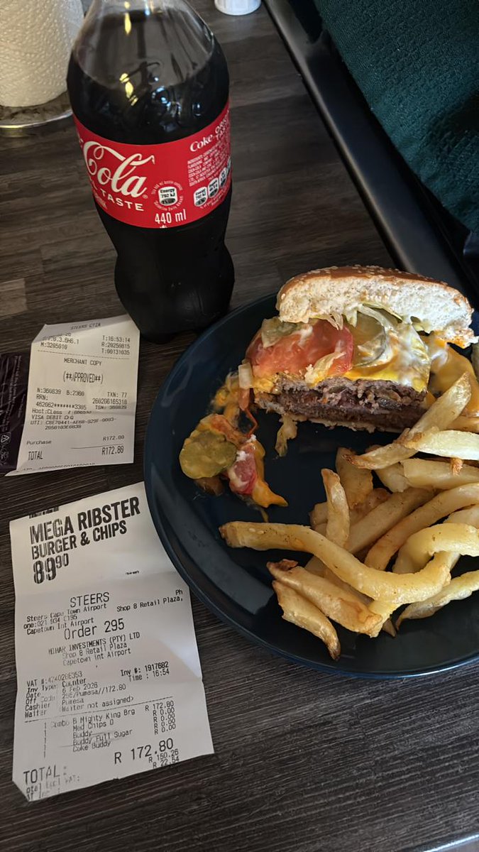 MisterEious's tweet photo. @SteersSA 
It said Mighty King...
3 patties, 3 slices of cheese 
I said yes please, with medium chips and coke
What I received was anything but 3 patties and 3 slices of cheese and that is a medium chips?
So money down the drain 😔
Cape Town International Airport https://t.co/RoZGHLfPyu