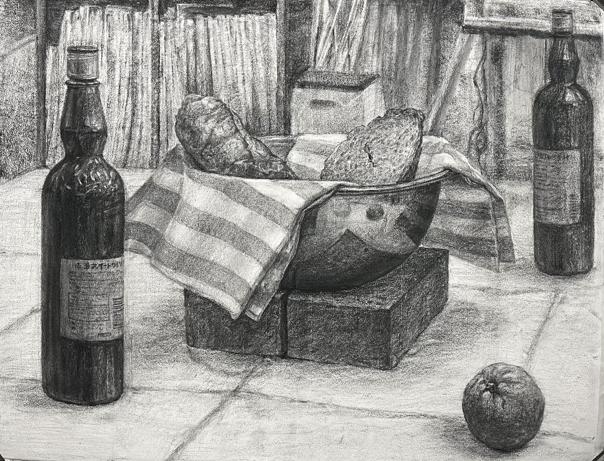 r_swamp83's tweet photo. 木炭静物デッサン🥖5時間
2026 charcoal on paper
「関係性」を意識して描いたもの
モチーフ: 金属ボウル、フランスパン、ワインボトル、オレンジ、白布
使用木炭: ヤナギ、ウコギ、ミズキ、自家製割り箸木炭

#木炭デッサン #静物 https://t.co/mOqcdahrNj