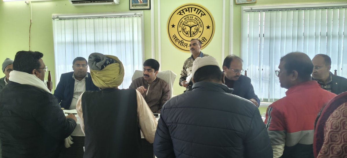 CommissionerBst's tweet photo. श्री अखिलेश सिंह मंडल आयुक्त बस्ती मंडल बस्ती द्वारा आज दिनांक 7.02.26 को आयोजित संपूर्ण समाधान दिवस तहसील रुधौली जनपद बस्ती का आकस्मिक निरीक्षण किया गया निरीक्षण के समय मुख्य राजस्व अधिकारी बस्ती उपजिला अधिकारी रुधौली सहित एवं विकासखंड स्तरीय अधिकारी उपस्थित रहे प्राप्त शिकायत https://t.co/Mciby6Z5px