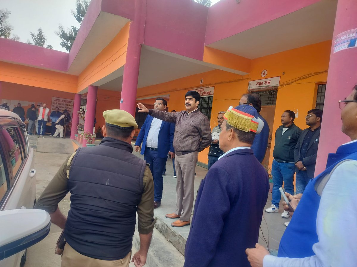 CommissionerBst's tweet photo. श्री अखिलेश सिंह मंडल आयुक्त बस्ती मंडल बस्ती द्वारा आज दिनांक 7.02.26 को आयोजित संपूर्ण समाधान दिवस तहसील रुधौली जनपद बस्ती का आकस्मिक निरीक्षण किया गया निरीक्षण के समय मुख्य राजस्व अधिकारी बस्ती उपजिला अधिकारी रुधौली सहित एवं विकासखंड स्तरीय अधिकारी उपस्थित रहे प्राप्त शिकायत https://t.co/Mciby6Z5px