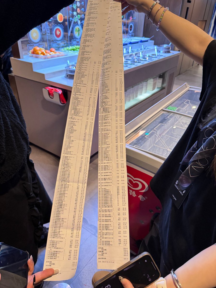 #JacksonWang from #GOT7 generously covered dinner expenses for 100 fans last night. The total cost, converted from RMB to USD, was approximately $2,721.20.