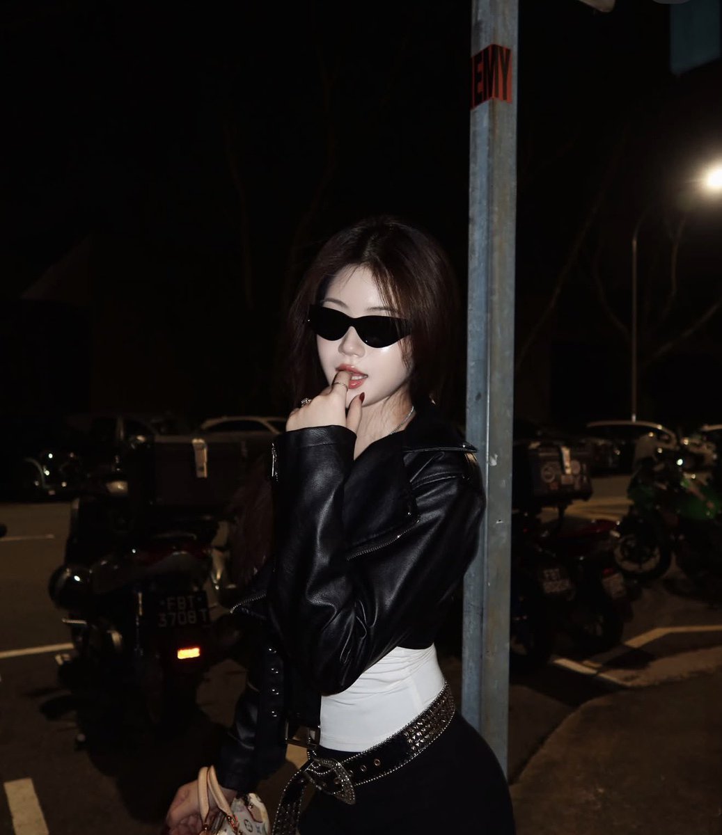 SGWHITEBOYY's tweet photo. Certified Street hooker everybody!! bet she having a sale right now, for just 1 dollar you can use her all night!! https://t.co/vpJmcTFSHW