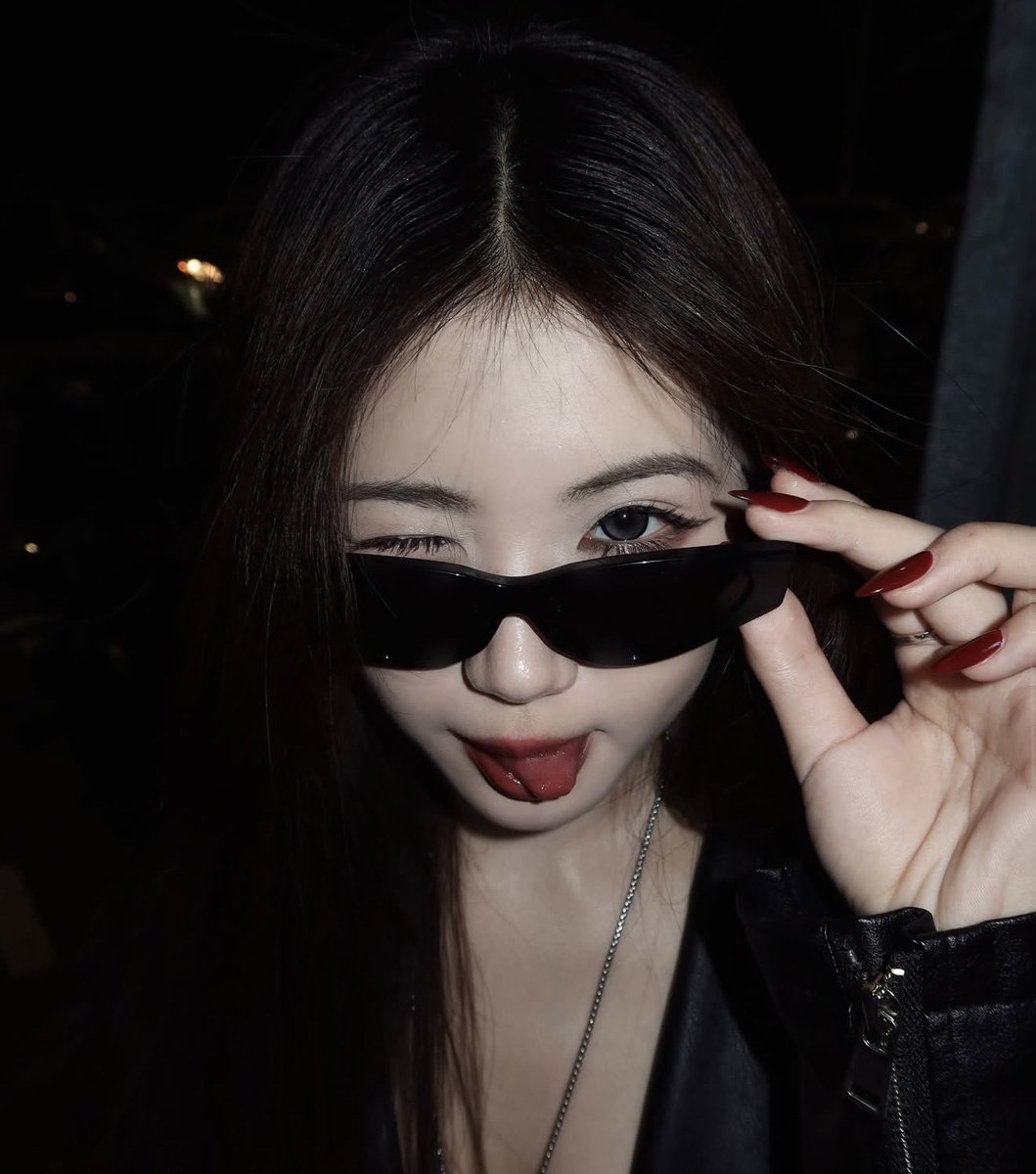 SGWHITEBOYY's tweet photo. Certified Street hooker everybody!! bet she having a sale right now, for just 1 dollar you can use her all night!! https://t.co/vpJmcTFSHW