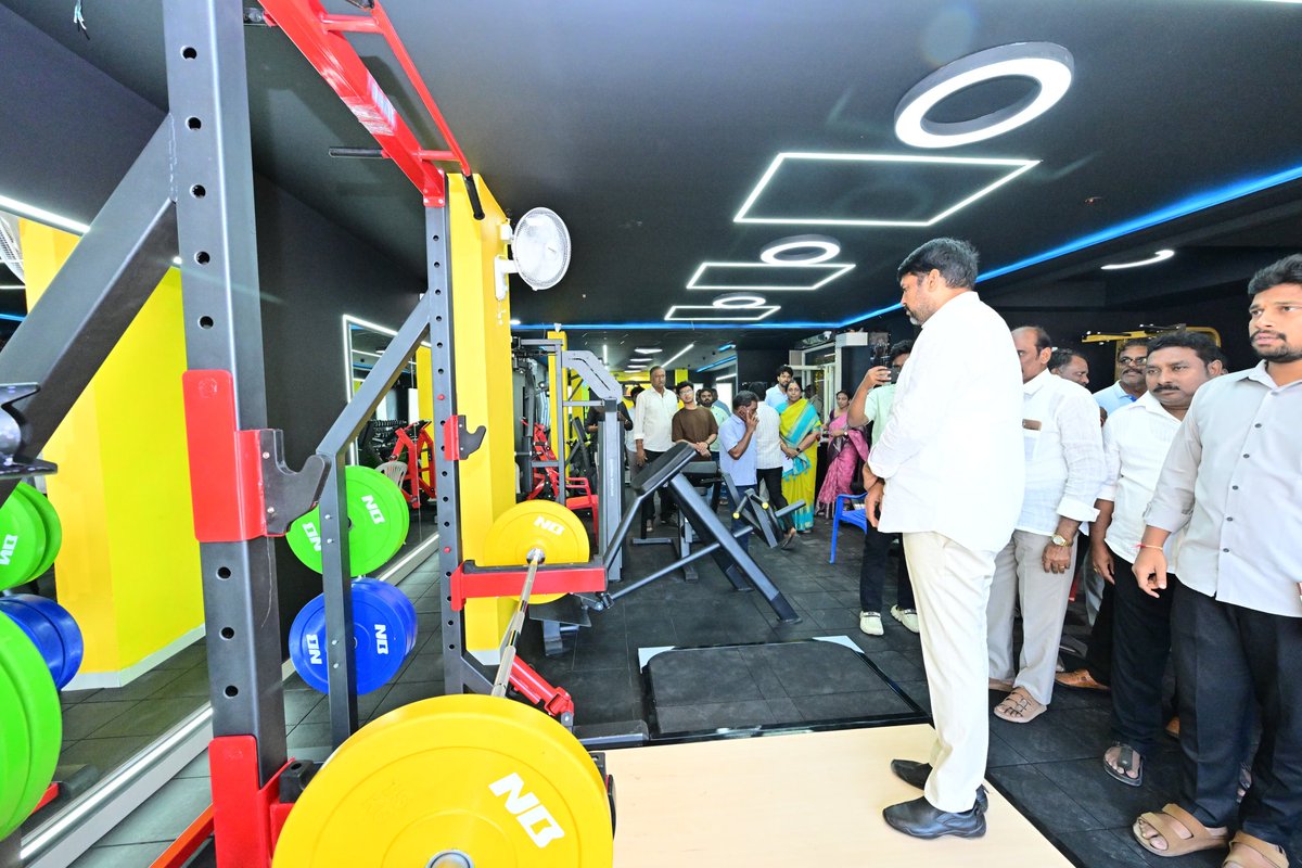 varma_vegesana's tweet photo. బాపట్ల పాత బస్టాండ్ వద్ద పట్టణ ప్రజల ఆరోగ్య సంరక్షణే ధ్యేయంగా, అత్యాధునిక వసతులతో ఏర్పాటు చేసిన 7-Eleven Gym ను ప్రారంభించాను.
#ZYM
#Health
#BapatlaTown
#VegesanaNarendraVarma
#VegesanaForBapatla
#TeamVegesana
#MLABapatla
#MLAVarma
#ManaBapatlaManaVarma
#AndhraPradesh https://t.co/uh0ufvrpAJ