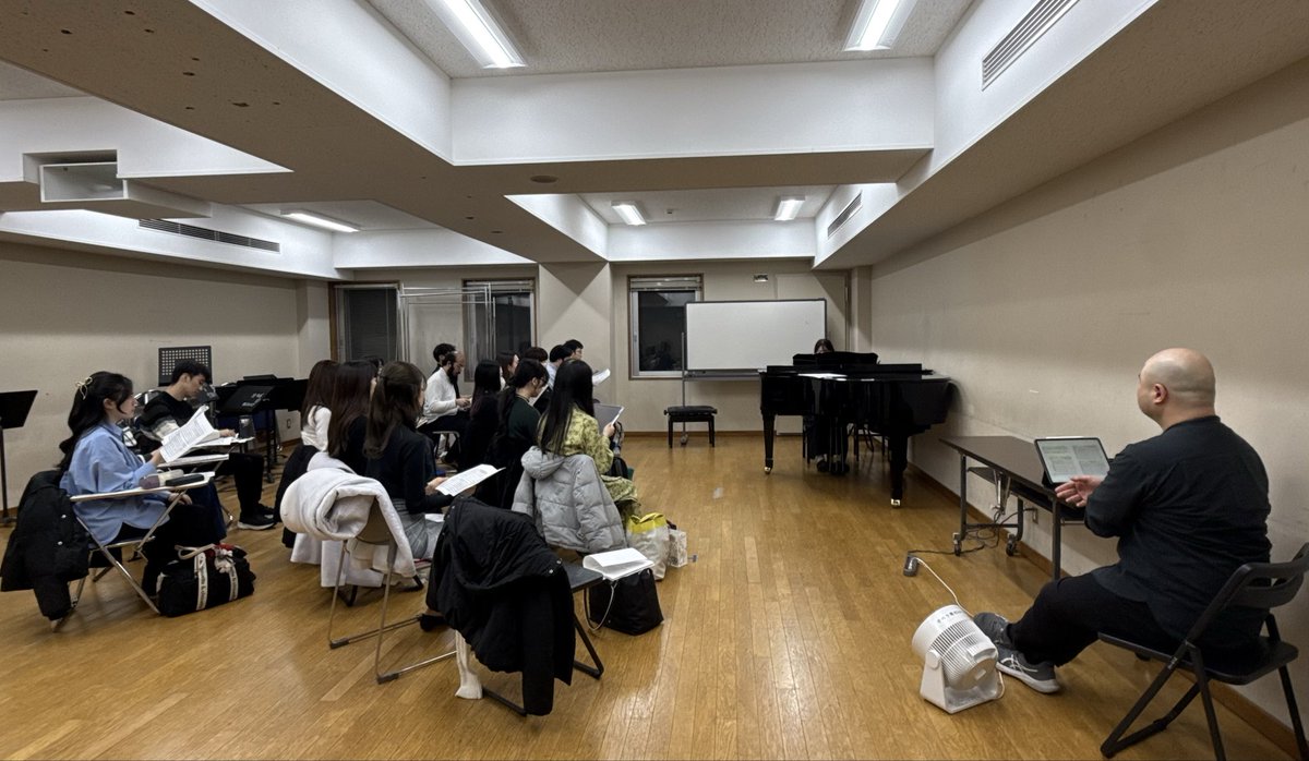 昨日の練習では、バハカンのOBである蓮池仁さん、大光嘉理人さん、板谷俊祐さんの御三方にお越しいただきました✨
器楽分奏・合唱分奏から細やかなご指導をいただき、改めて一音一音を丁寧に演奏する大切さを実感する時間となりました。
定期演奏会まで、いよいよ残り2週間です！ぜひご来場ください🙌🏻