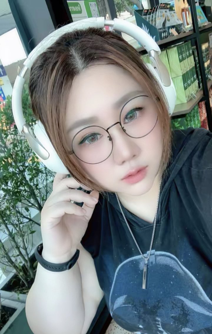 SingleLady698's tweet image. ผู้หญิงดูไม่ยากและไม่ซับซ้อน 😌
ถ้าประสาทแดกใส่ใครก็รักคนนั้นแหละ

#สาวแว่น #รักคืออะไร #สุขสวัสดิ์