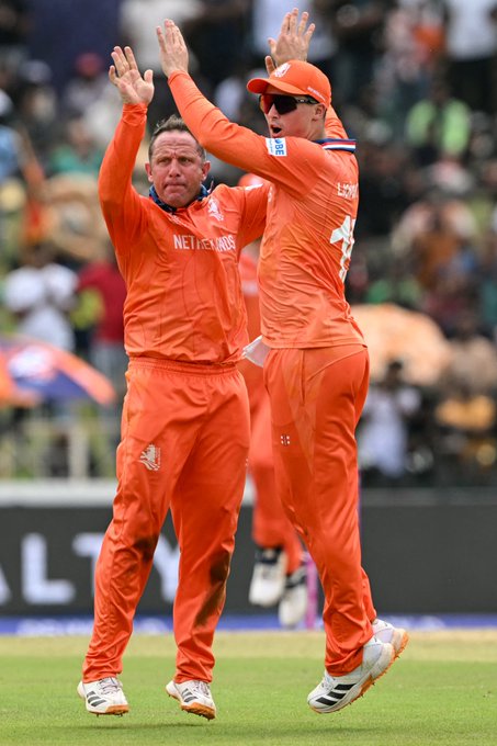 NED on top, PAK 7 down now. Colombo set for a thriller opener 