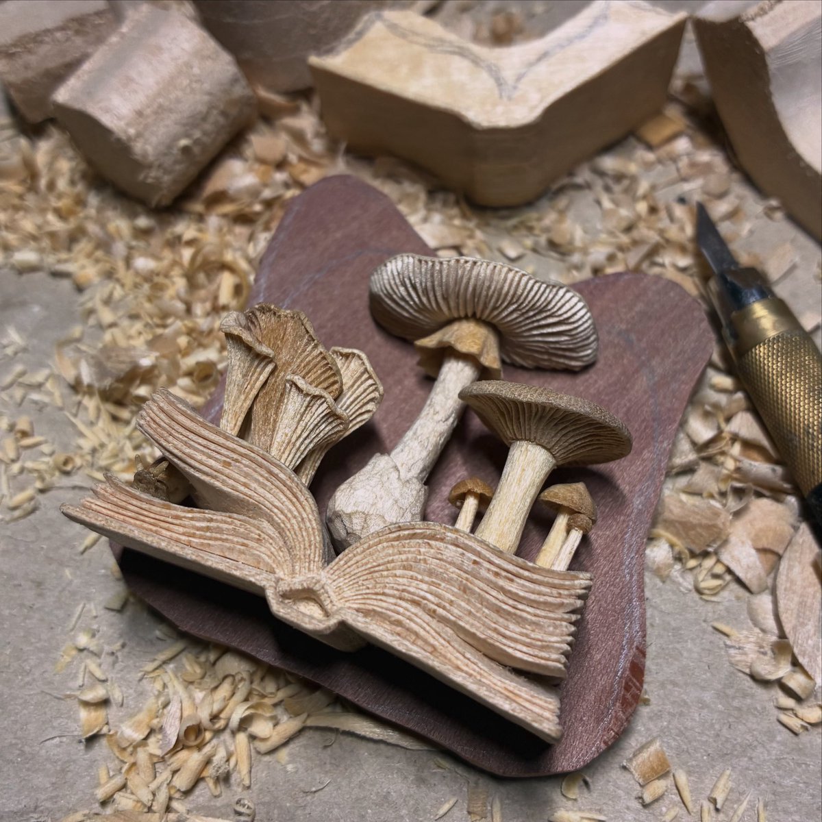 小さなキノコ本のブローチ📚 大きなサイズの作品の特徴を手のひら