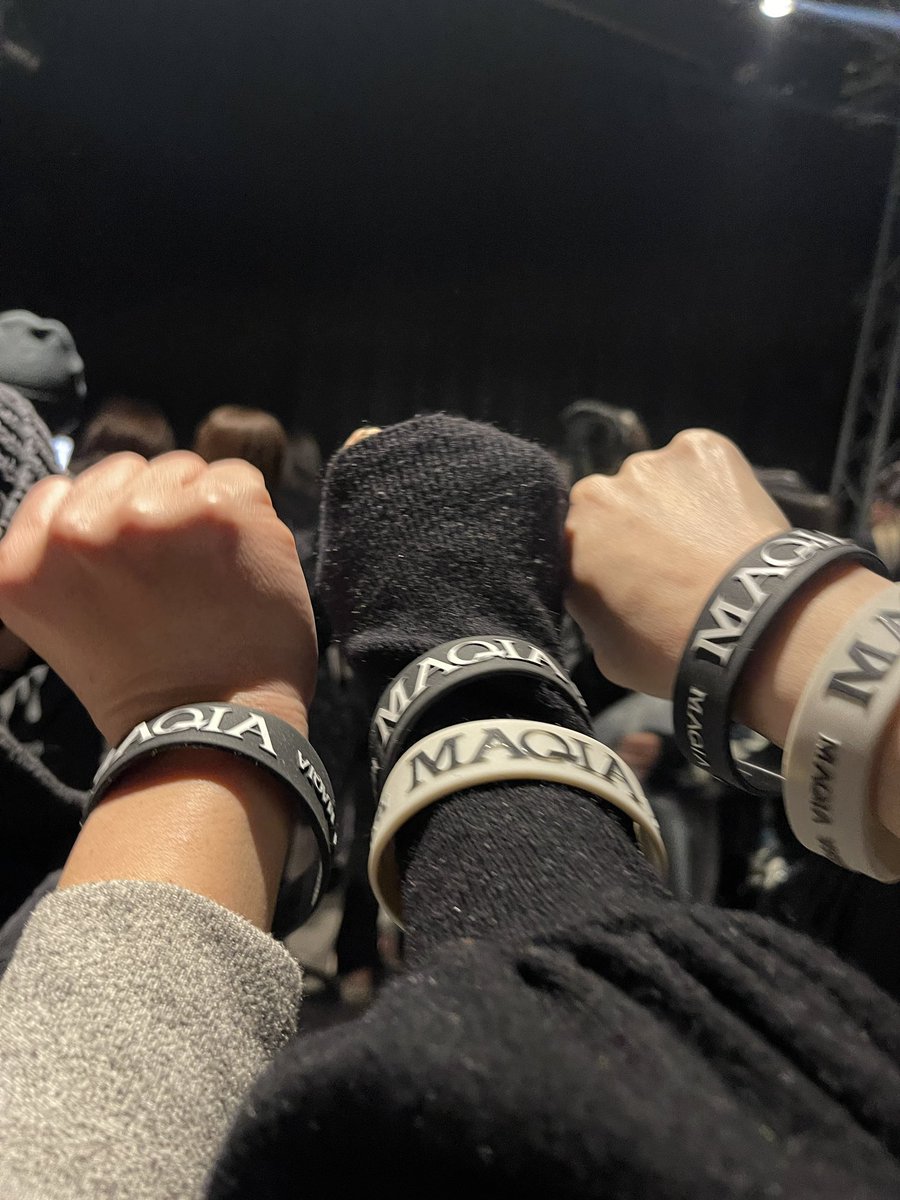 今から〜❤️ 3人で楽しむーーー😍🙌 叫べないけどwww #MAQIA