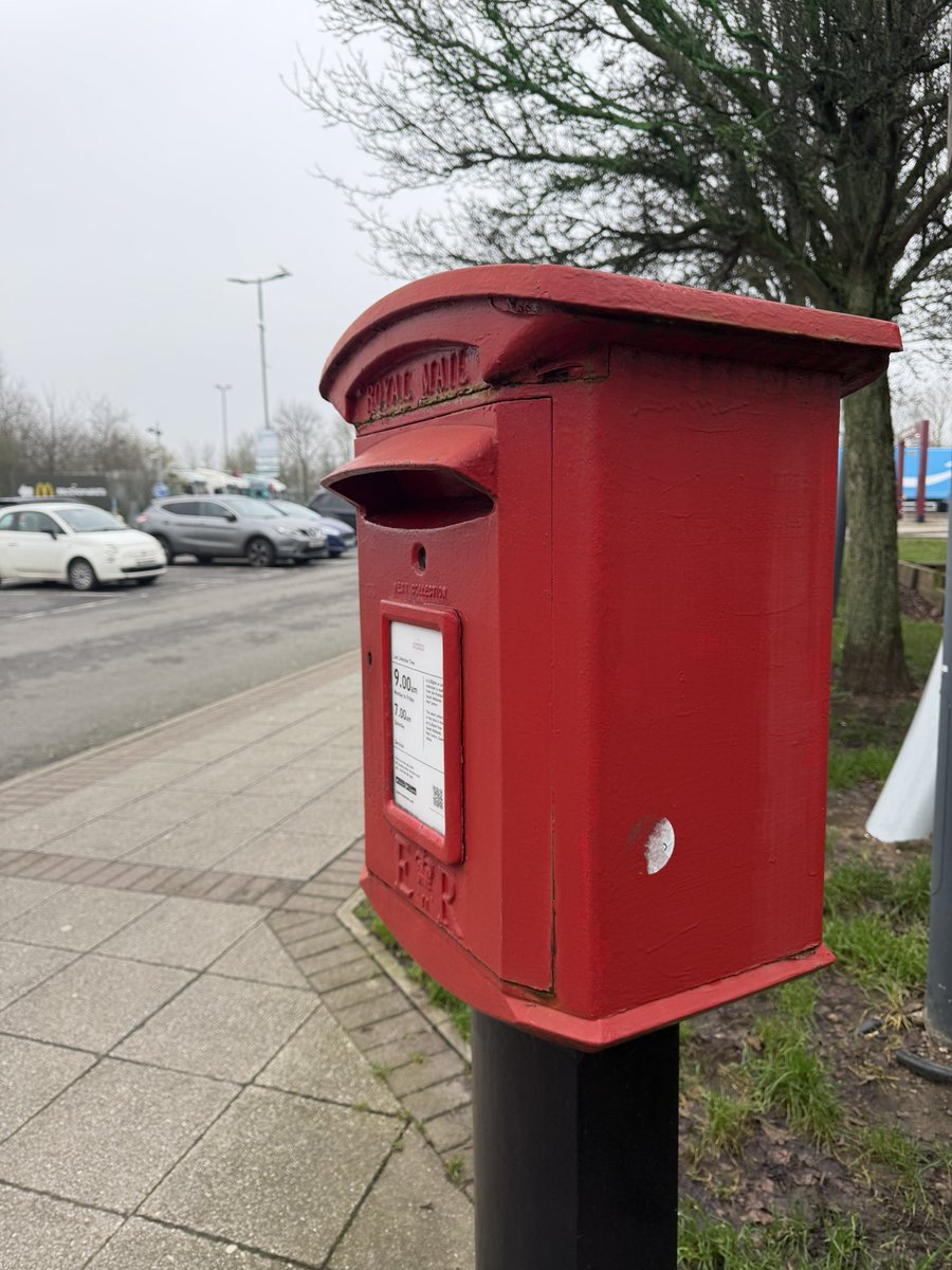 Nondescript motorway service station postbox .#PostboxSaturday 📮