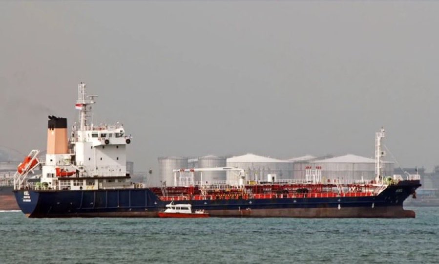 Def_PRO_Chennai's tweet image. #IndianCoastGuard busted an international oil smuggling racket through coordinated sea-air operation, tech-enabled surveillance and maritime dominance. Three vessels involved in illicit mid-sea transfer of oil were intercepted off the west coast near Mumbai.

#MaritimeSecurity
