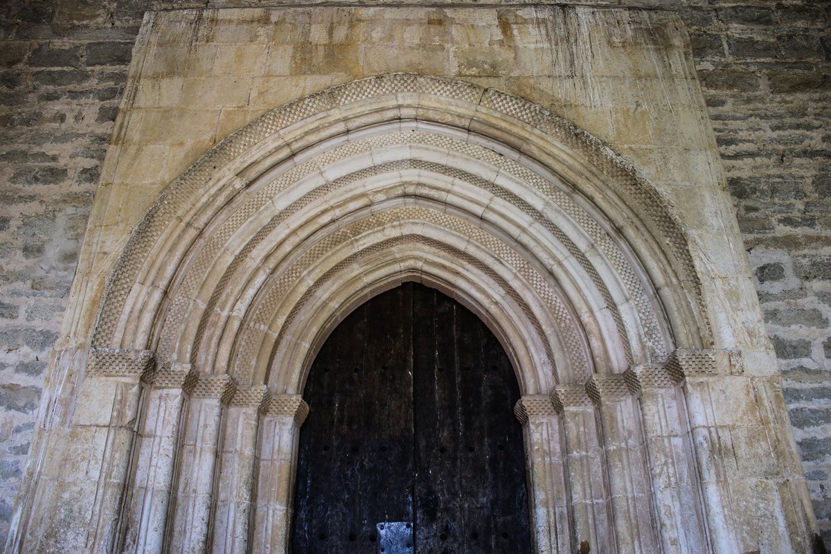 PatrimonioAlava's tweet image. #AlegríaDulantzi. La portada de la ermita de NS de #Ayala es #románica tiene arco apuntado y está decorada con ajedrezado jaqués. #Álava
Foto: @alavamedieval