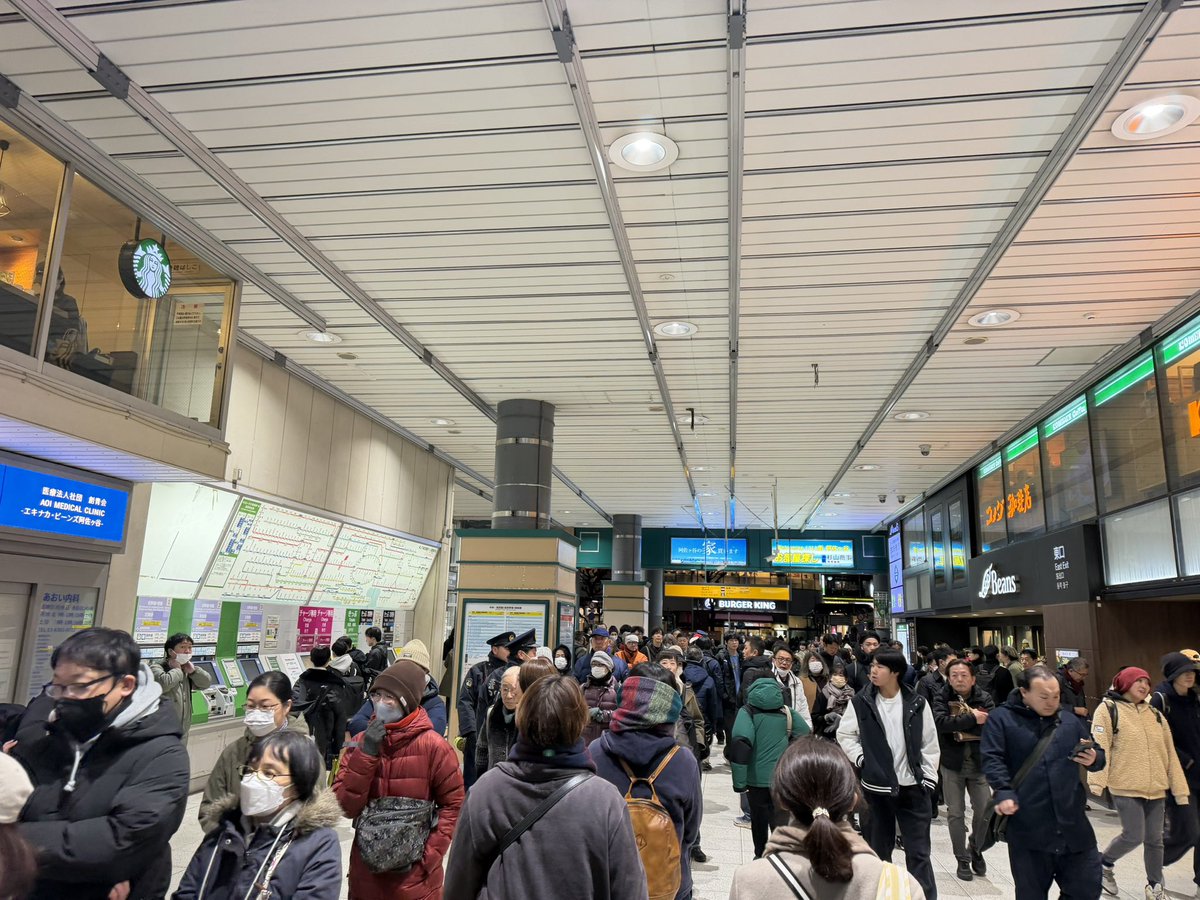 okokubo's tweet photo. 新宿に行こうとJR阿佐ヶ谷駅まで歩いていたら、中杉通りから警察車両がびっしりで何事かと思ったら18時から高市首相が南口駅前で自民党議員の応援演説に来るとのこと。駅には北口まで行列で大変混雑している。やれやれ…うんざりしてしまった。 https://t.co/ck1R1ctqrE