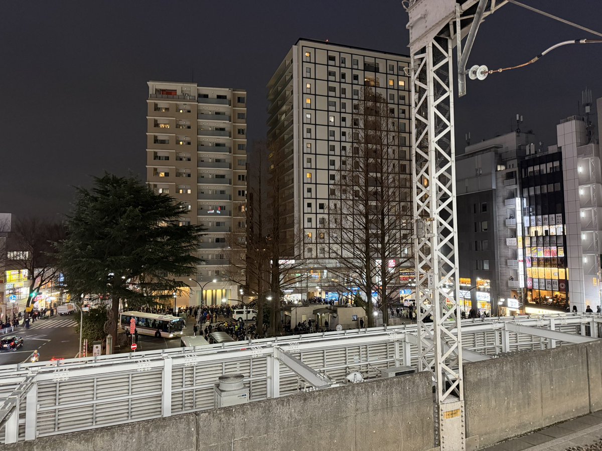 okokubo's tweet photo. 新宿に行こうとJR阿佐ヶ谷駅まで歩いていたら、中杉通りから警察車両がびっしりで何事かと思ったら18時から高市首相が南口駅前で自民党議員の応援演説に来るとのこと。駅には北口まで行列で大変混雑している。やれやれ…うんざりしてしまった。 https://t.co/ck1R1ctqrE