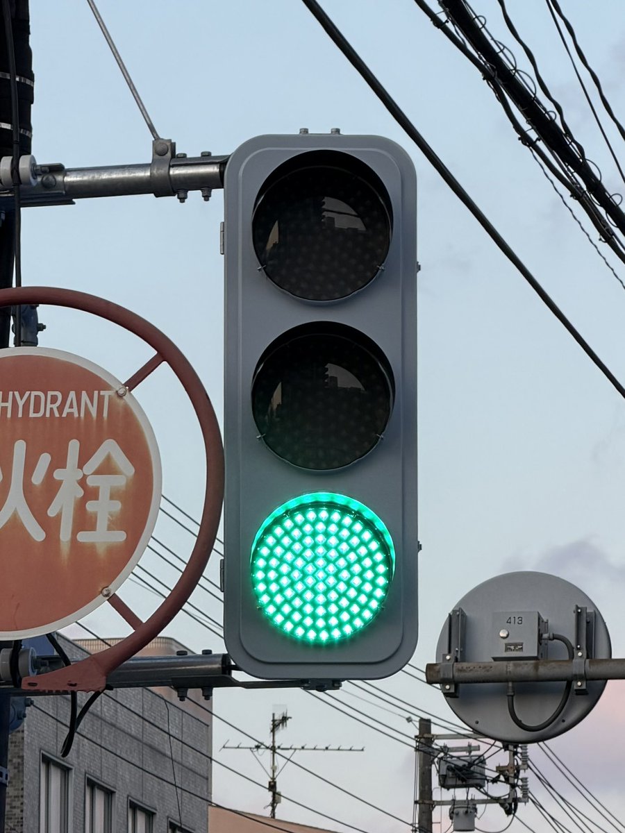 Roy_signal's tweet photo. 広島市内にも日本信号新型フラットが縦三位の自歩灯として登場してました。

※たまたま見つけたので、急遽iPhone17Proで撮影したが、案外綺麗に撮れた https://t.co/sXJrxSI2QY