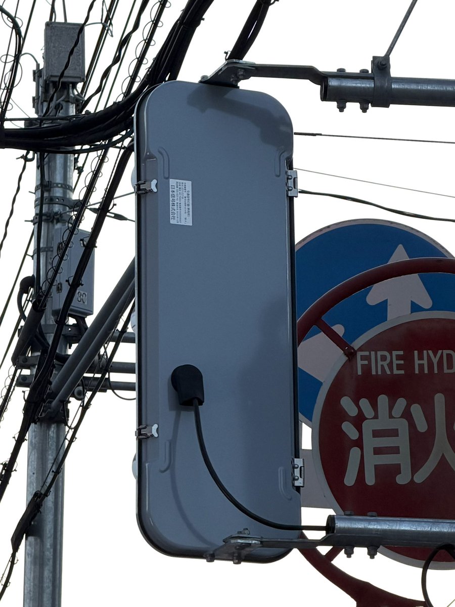 Roy_signal's tweet photo. 広島市内にも日本信号新型フラットが縦三位の自歩灯として登場してました。

※たまたま見つけたので、急遽iPhone17Proで撮影したが、案外綺麗に撮れた https://t.co/sXJrxSI2QY