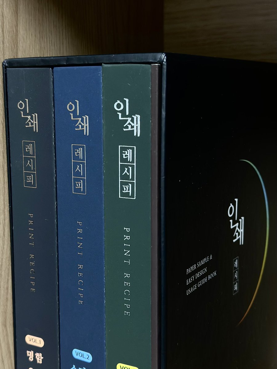 7878design's tweet photo. 현업이 바빠 활발하게 들르질 못했는데요. 종종 디자인, 인쇄 관련 이야기 정도 나누고자 합니다 😊 

와우프레스에서 산 인쇄 샘플북이 너무 유용해요 . . 여러 용지, 후가공, 스티커가 실물로 부착되어 있어 보기도 좋아 추천합니다🥺 https://t.co/Ev0pux2sTs
