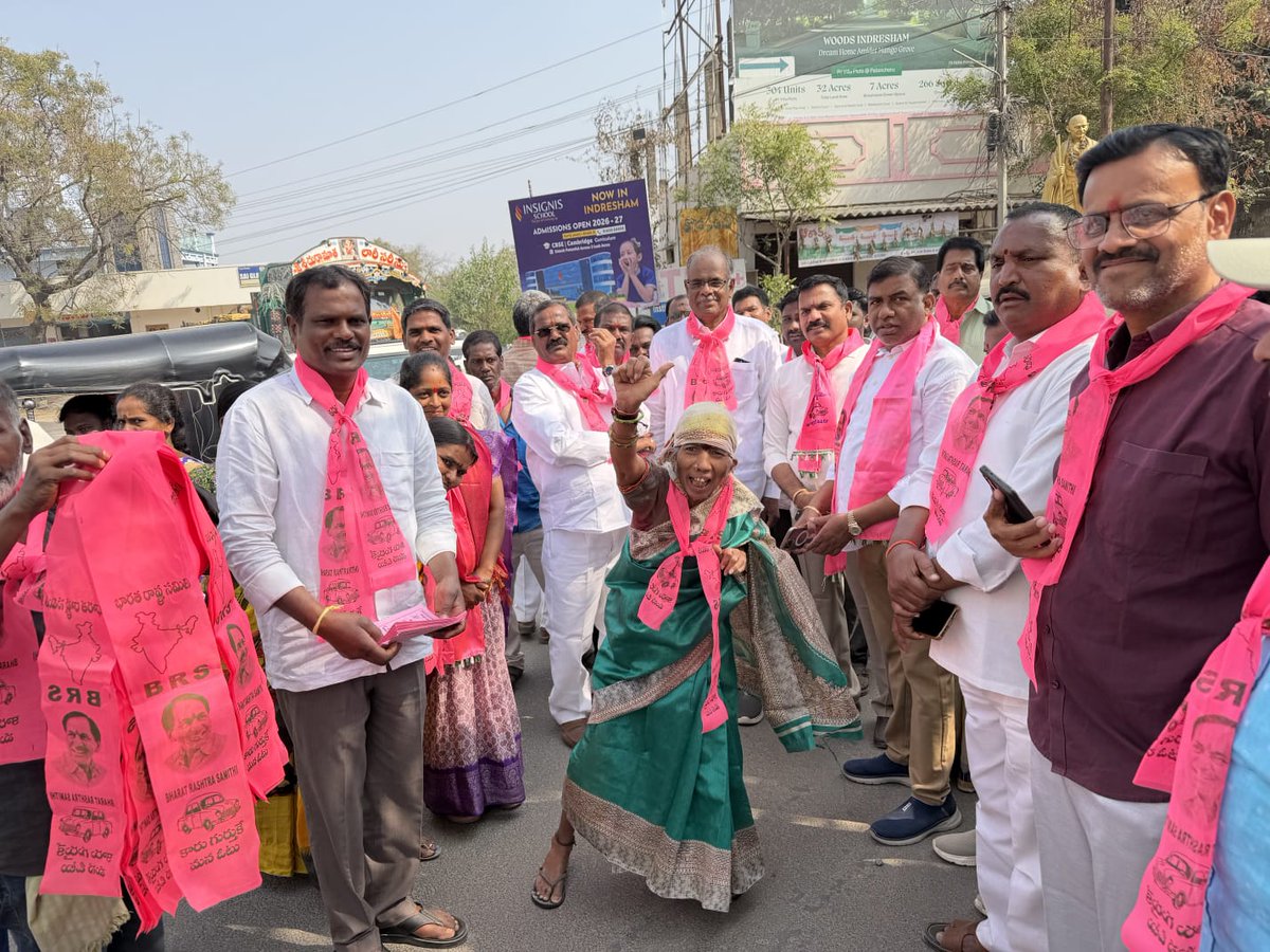 MKYTRS's tweet photo. మునిసిపాలిటీ ఎన్నికల్లో భాగంగా ఇంద్రేశం మునిసిపాలిటీలోని 4వ వార్డు మరియు  6వ వార్డులలో బీఆర్‌ఎస్ పార్టీ అభ్యర్థి  తరపున ఇంటింటి ప్రచారం నిర్వహించిన మాజీ ప్రోటెం చైర్మన్ వి.భూపాల్ రెడ్డి @MKYTRS గార్లు కార్యకర్తలతో కలిసి ఇంటింటా తిరిగి ప్రజలను కలిశారు@KTRBRS
@BRSHarish https://t.co/iPmmViK84d