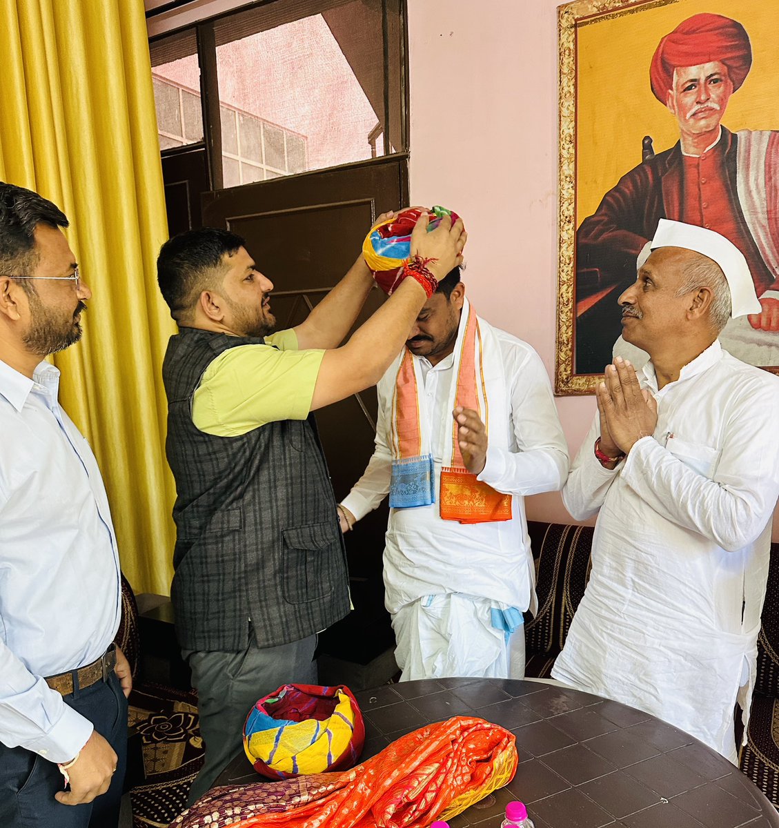 chandusainishp's tweet photo. महाराष्ट्र में माली के महान् संत श्री सावता जी महाराज के वंशज श्री सावता वसेकर जी और श्री प्रभु महाराज माली जी और श्री सीकर चंद महाराज लोखडे जी और श्री अमर हजारे जी बीड़े वांडा आन्दोलनकारी का जयपुर आगमन पर मुलाक़ात हुई तथा इनके द्वारा किया जा रहा जन कल्याण के बार जानकारी ली !!

#cpsaini
#chandraprakashsaini 
#25फरवरी_विधानसभा_घेराव