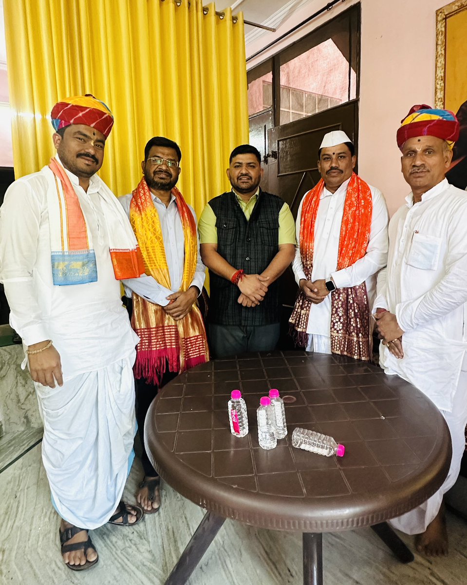 chandusainishp's tweet photo. महाराष्ट्र में माली के महान् संत श्री सावता जी महाराज के वंशज श्री सावता वसेकर जी और श्री प्रभु महाराज माली जी और श्री सीकर चंद महाराज लोखडे जी और श्री अमर हजारे जी बीड़े वांडा आन्दोलनकारी का जयपुर आगमन पर मुलाक़ात हुई तथा इनके द्वारा किया जा रहा जन कल्याण के बार जानकारी ली !!

#cpsaini
#chandraprakashsaini 
#25फरवरी_विधानसभा_घेराव