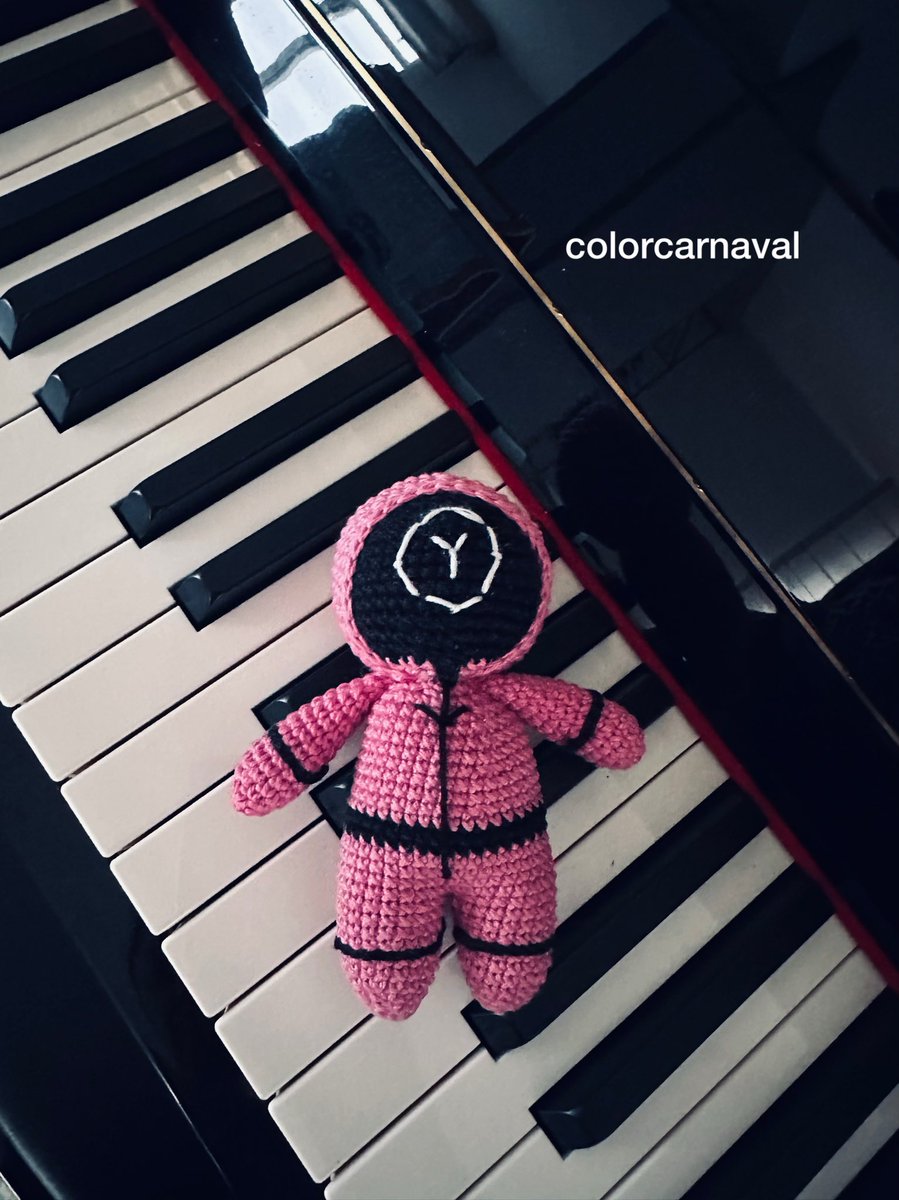 colorcarnaval's tweet photo. Pink vibes on the piano! 🎹💖
I customized this Squid Game soldier with a hand-embroidered initial for a special request. 🔤 Every stitch tells a story, and I’m in love with this black & pink aesthetic! ✨
#Amigurumi #SquidGameArt #Handmade #Colorcarnaval #Crochet https://t.co/XsfqldC6TM