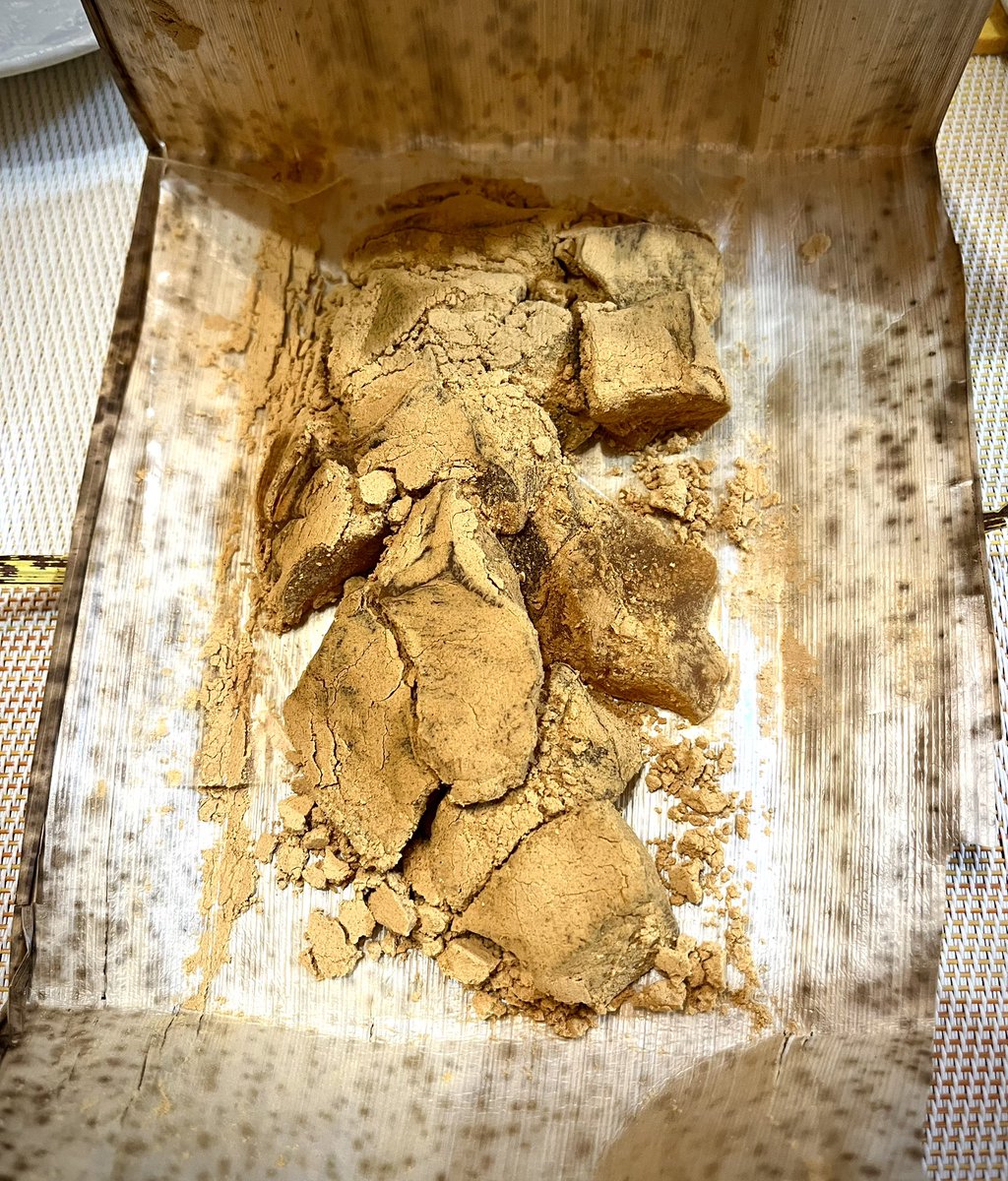 出先で買って来たわらび餅と草餅♪
ψ(๑'ڡ'๑)ψ  おいちぃ〜✨️