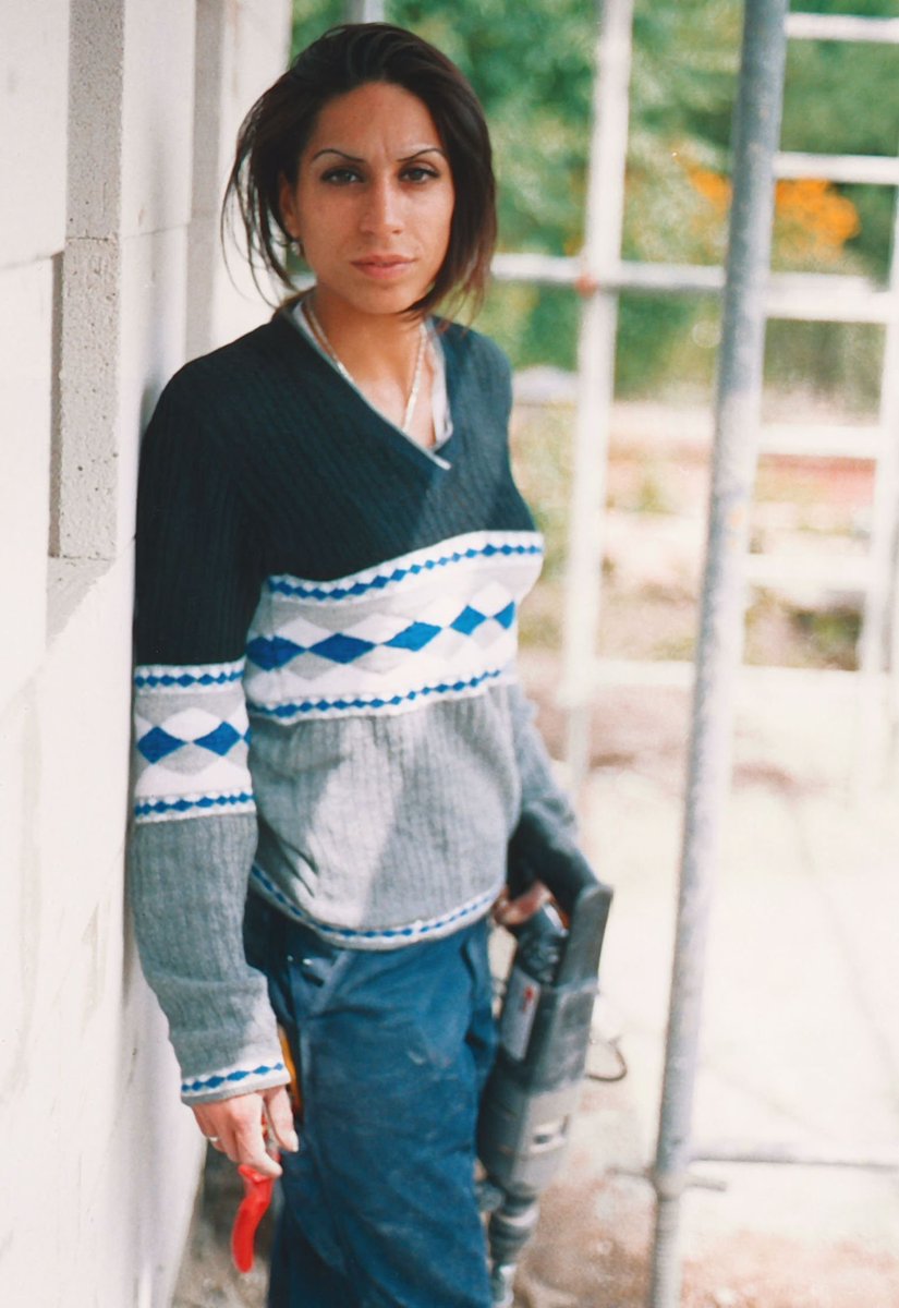 In Gedenken an Hatun Aynur Sürücü, die heute vor 21 Jahren in Berlin von einem ihrer Brüder ermordet wurde, weil sie ein selbstbestimmtes Leben führte, liebte, wen sie wollte und sich nicht den patriarchalen Vorstellungen ihrer Familie unterwarf.

Aynur war mit 16 von ihrer