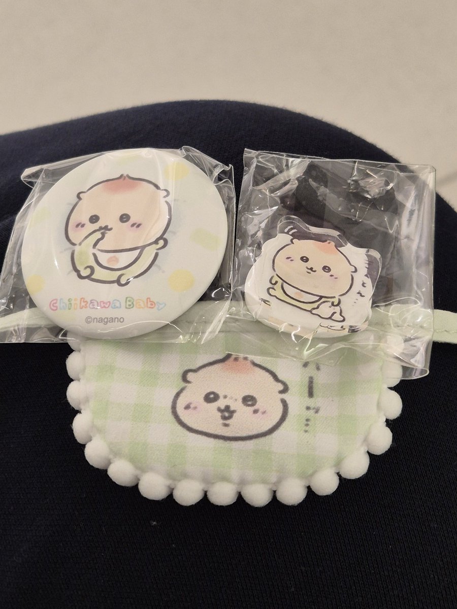 koong_ya_'s tweet photo. 치이카와 팝업 더현대
쿠리만쥬 턱받이 아크릴 캔뱃지 있어요
<> 랏코, 치이카와 구해요 https://t.co/3zrVDV1njK