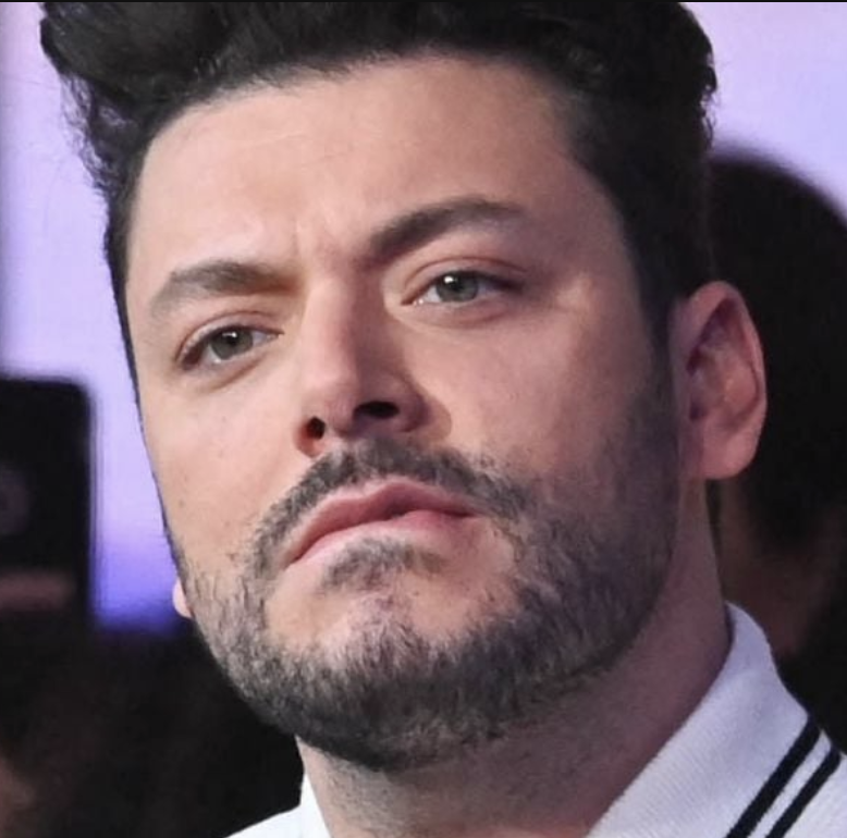 lebunksheurEGLD's tweet photo. 🚨 À L'INSTANT - Après Squeezie, perquisition simultanée chez Kev Adams, Gims et Camille Lellouche.

L'Autorité de Régulation des Influvoleurs (ARI) relance ce mois-ci l'enquête sur l'arnaque NFT du film « Plush » et recherche de potentiels conflits d'intérêts.

Pour rappel, ces célébrités avaient promu un film financé par des NFT promettant aux acheteurs de devenir co-producteur.
Le fondateur s'est enfui à Dubaï, avec 1,5 million d'euros volés à 770 investisseurs.