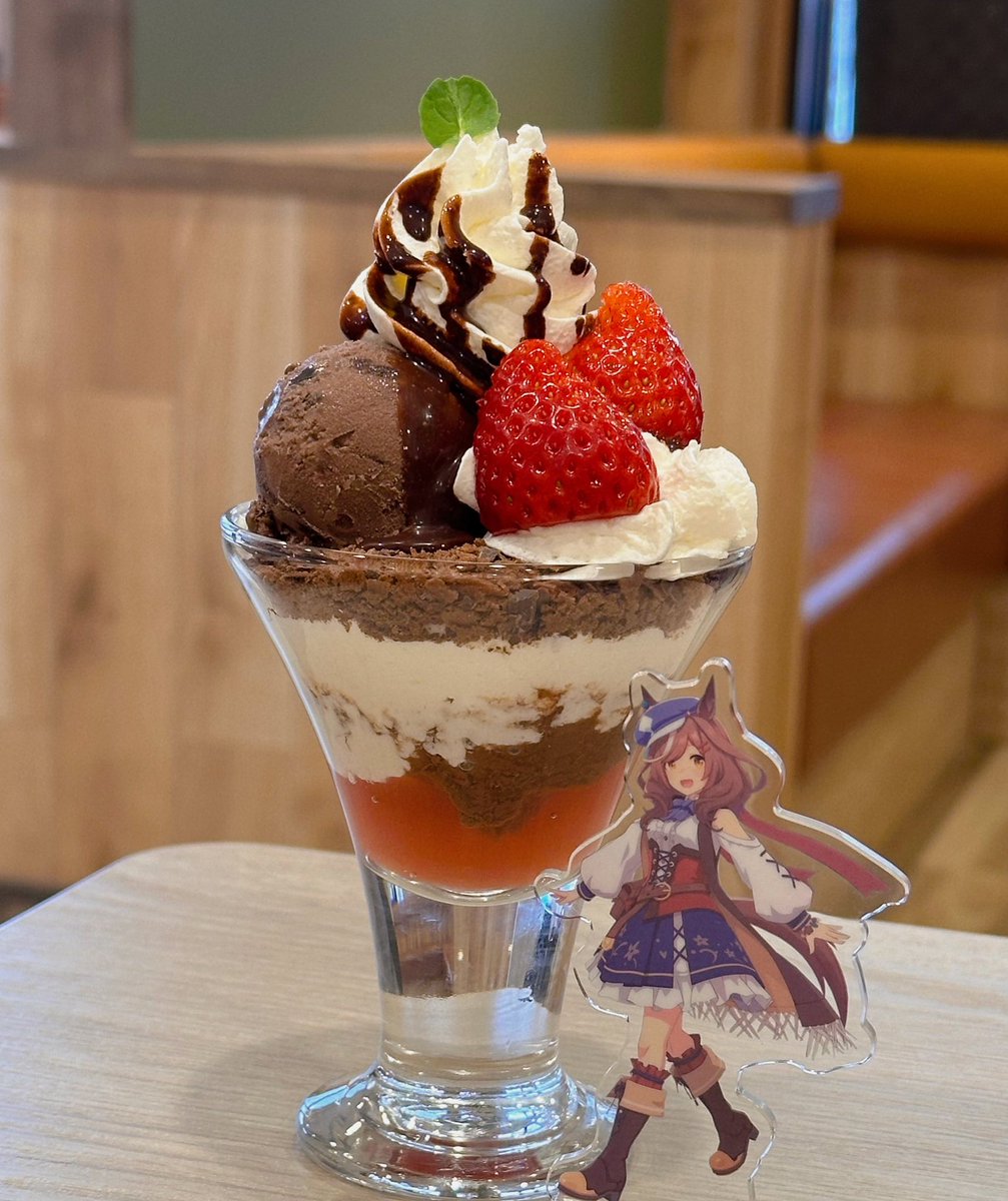 やる気アップスイーツ売り切れだったけどいちごチョコパフェ食べたので絶好調