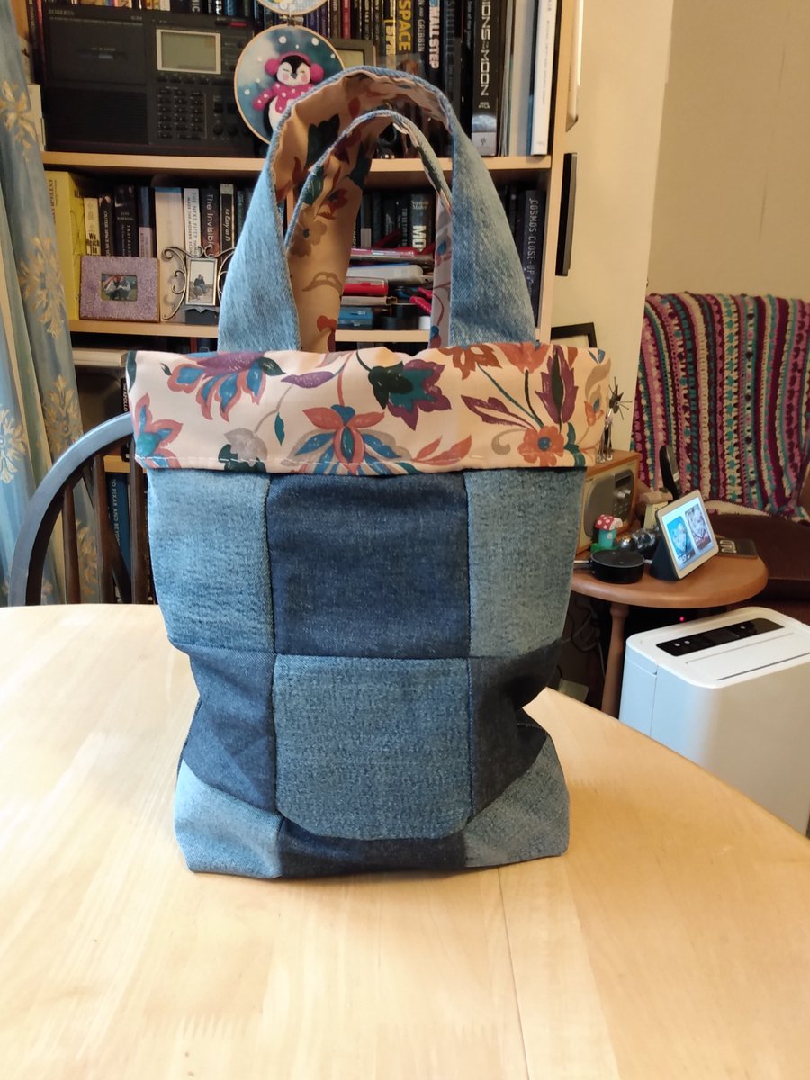 DSquiffy's tweet image. What can you do with a couple of pairs of old jeans and a tablecloth?
Make a bag of course.
Be sustainable. Upcycle and Reuse.

#upcycle
#upcycling
#reuse
#sustainability