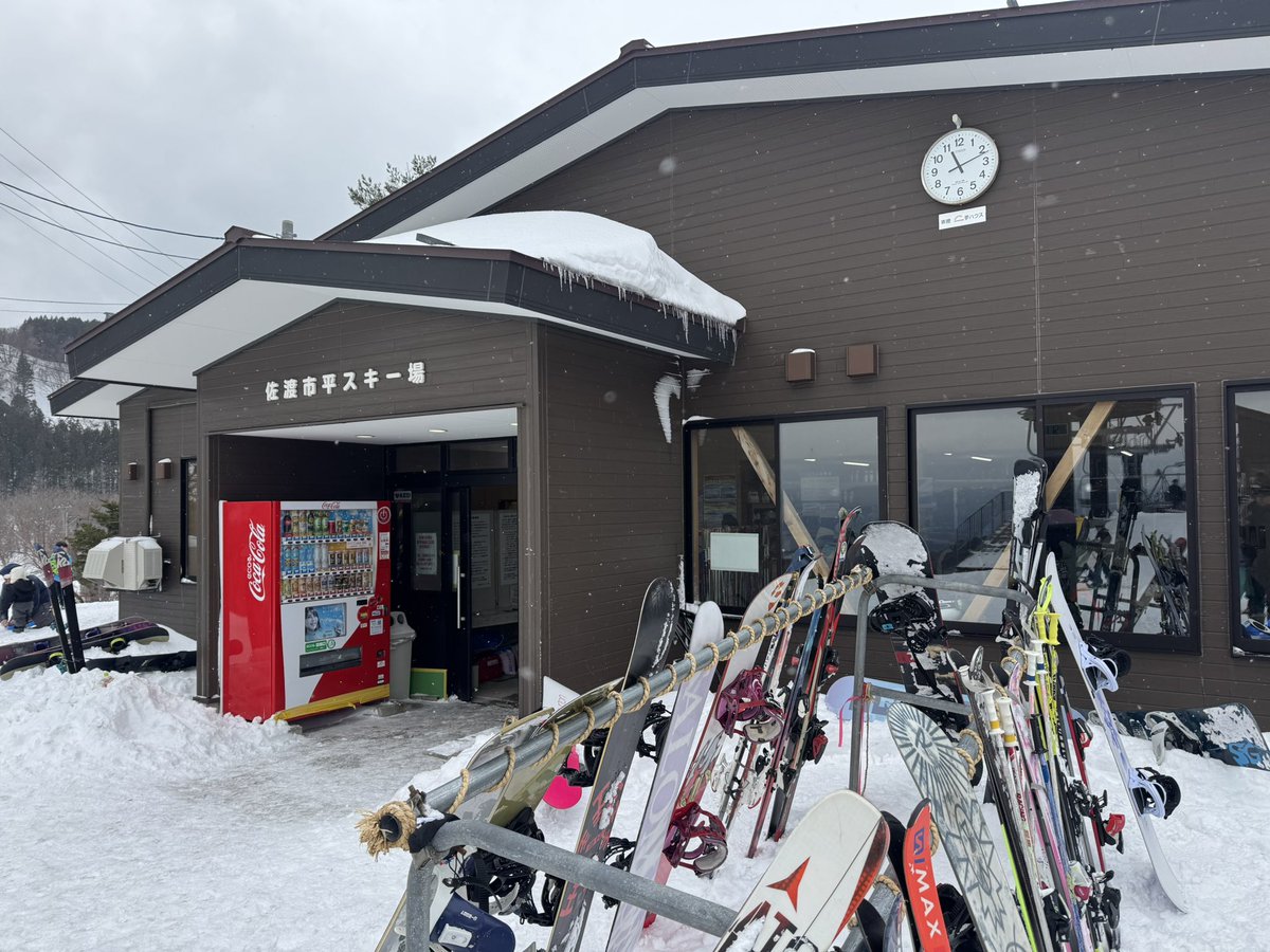 FUNA84's tweet photo. 知ってました？？
スキー場があるんですよ！！
佐渡島に！
椅子型のリフトがある島のスキー場は日本でここだけ。
自身人生初のスキー場が島になろうとは。
無料の送迎バスで行って、レッスンも受けてきた。
とにかく楽しかったんで詳細と「衝撃の料金」もリプライ欄に記載します⛷️ https://t.co/aaT5fkeTVs