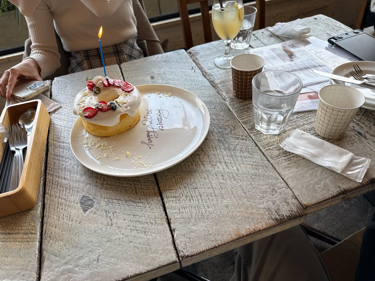 morimotoshoji's tweet photo. 「カフェでバースデーケーキを注文したいが1人だと恥ずかしいので同席してほしい」という依頼。20歳の誕生日を迎えた自分に自分からお祝いをしてあげたいとのこと。表参道のおしゃれなカフェにて、出てきたバースデーケーキに「わ〜！」ってやるのに同席した。依頼者は児童養護施設出身で、誕生日を個別にお祝いされたことがないらしく、そのあたりの生い立ちの話をしたりもしてた。高校生のころ、「保護所」というところに入れられていた時期がかなり過酷だったそう。里親が見つかるまでの半年間、3畳ほどの部屋に閉じ込められ、「4号さん」と呼んでくる職員以外誰とも会えず、風呂も10分以内、本もスマホもないなかひたすら天井を見つめて過ごしたんだって。やばいっすね