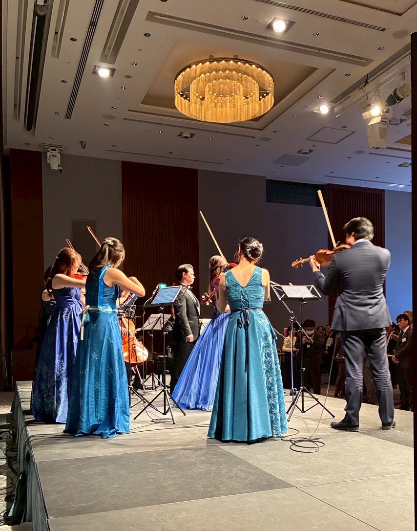 VariOrchestra's tweet photo. 2026.02.05 企業イベント@パレスホテル東京

パレスホテル東京で行われた大手コンサルティングファーム様主催のパーティーにて演奏をさせていただきました。

今回は、ソプラノ 姉川桃子さん、テノール 深代大樹さんをお迎えして、〈Time to say goodbye〉や〈To love you more〉など、クラシック以外の音楽も含めてプログラミングし、会場のみなさまにお楽しみいただきました。

【演奏ご依頼お待ちしております】
演奏のご依頼はDMまたはHPからお問い合わせください🎶

#VariOrchestra #パーティー演奏 #パレスホテル #オーケストラ #企業イベント