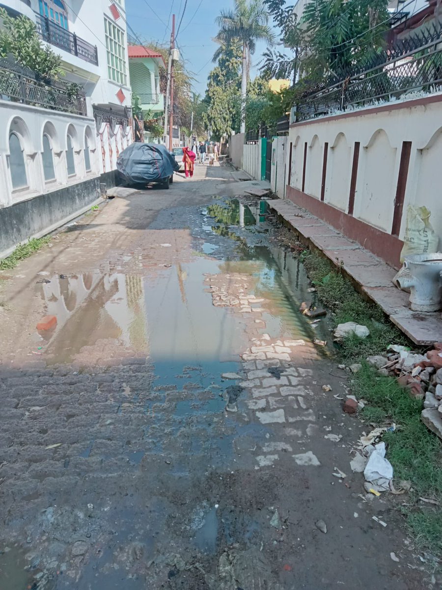 अलीगढ़ के सिर सैयद नगर, ADA कॉलोनी के सामने सड़क की हालत बहुत खराब है।
गहरे गड्ढे और पानी भरने से रोज़ हादसे का खतरा बना रहता है।
Jansunwai शिकायत (Ref 40014326004286) पर 7+ दिन से कोई कार्यवाही नहीं हुई।
कृपया तत्काल संज्ञान लिया जाए।

📍अलीगढ़
 <a href="/myogiadityanath/">Yogi Adityanath</a> <a href="/Dm_Aligarh/">DM ALIGARH</a>