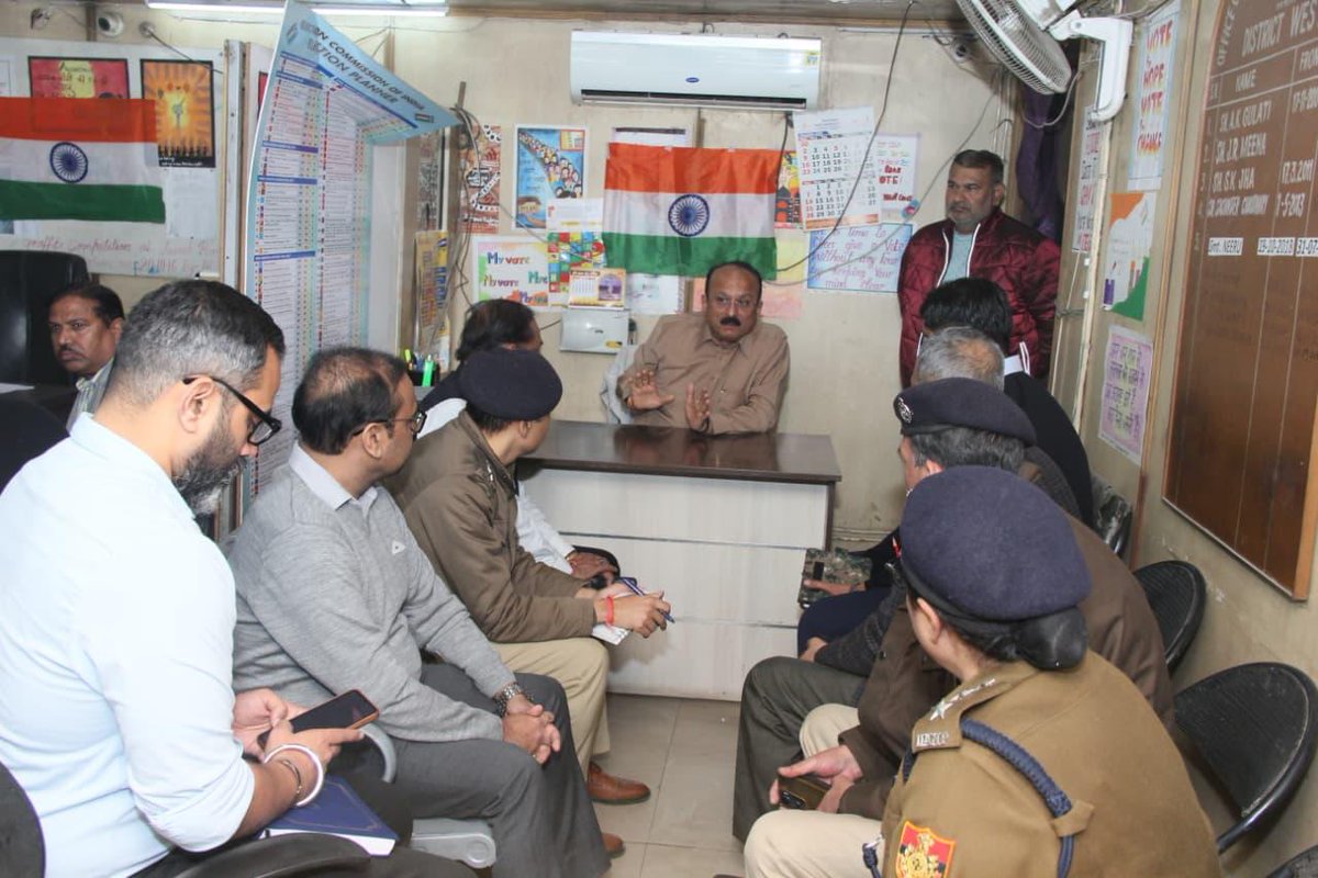ashishsood_bjp's tweet photo. आज Chief Engineer जल बोर्ड, Chief Engineer PWD, DCP पश्चिम दिल्ली पुलिस, DCP ट्रैफिक, DM वेस्ट, DC वेस्ट नगर निगम एवं अन्य विभागों के अधिकारियों के साथ जनकपुरी में जल बोर्ड के चल रहे कार्य स्थल का दौरा किया, जहाँ दुर्भाग्यपूर्ण घटना हुई थी।
जल बोर्ड के कार्य के कारण जो असुविधा उत्पन्न हो रही है, उसे शीघ्र ठीक करने के निर्देश दिए गए। घटनास्थल के पास यातायात को सुचारु रूप से चलाने के लिए सड़क के चौड़ीकरण और ट्रैफिक व्यवस्था को लेकर चर्चा की गई।
सभी चल रहे कार्यों का Safety Audit का निरीक्षण भी किया गया, ताकि भविष्य में कोई दुर्घटना न हो। यह सुनिश्चित किया जा रहा है कि सभी कार्य निर्धारित मानकों के आधार पर ही किए जाएँ।

@gupta_rekha 
@blsanthosh