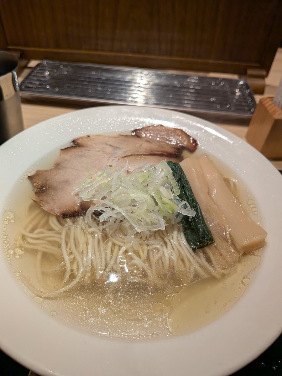 kuma2303's tweet photo. 昼、ハマグリ塩ラーメン
夜、天下一品チャーシューメン

幸せの絶頂を迎えてる https://t.co/eh9gMlC2NC