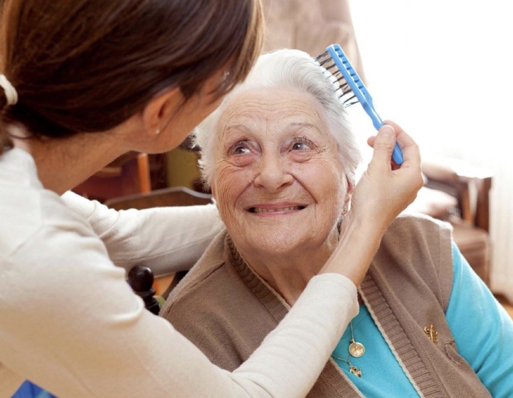 Non sgridarla. Non sgridarla. Ascoltala in silenzio e prestale la tua attenzione, anche se ti dice sempre le stesse cose. 
Sii paziente, ridi con lei, stai vicino a lei anche se pensi che non abbia più niente da insegnarti. 
Non farla sentire sola. Portale un fiore. Dalle un