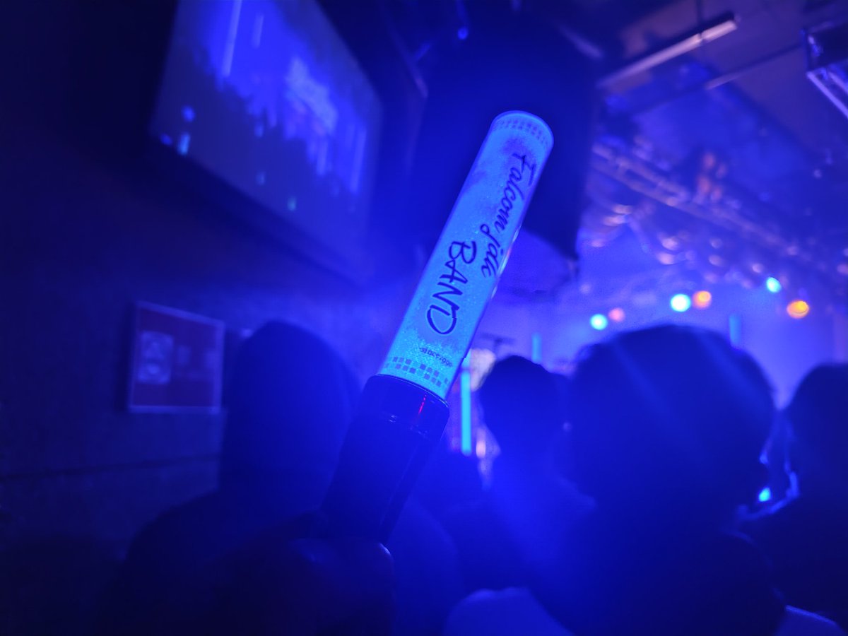 YuzuCODEVEIN's tweet photo. ライブ始まりました!
(※撮影&投稿🆗)
#falcomjdkBAND https://t.co/8ApOzR0js9