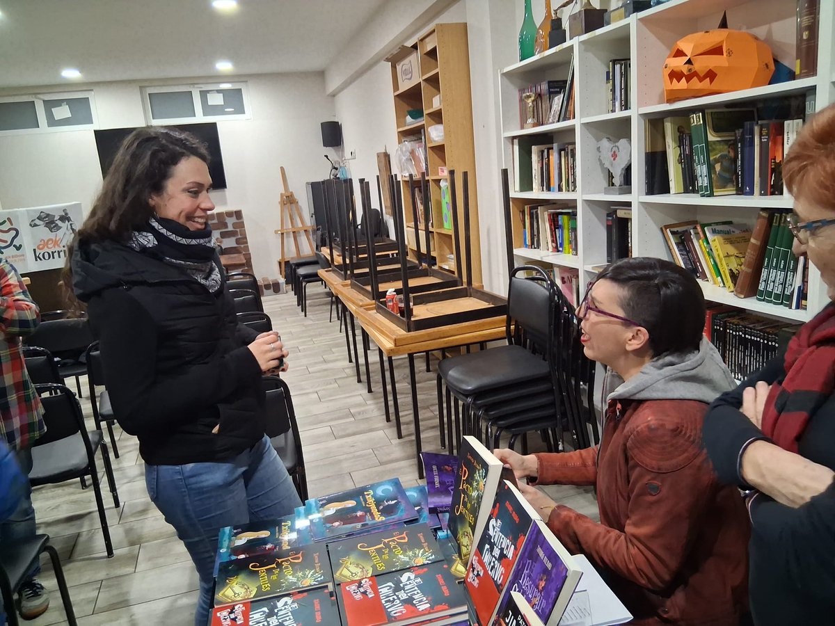 Ayer arrancó la gira de "El resurgir de las sorginak" en Lutxana! 🔥
Gracias a Fernando, Patricia y a la magia de las txalapartaris de Lutxana. 
Pero sobre todo, gracias a todos los lectores que hicieron de este akelarre algo único. 
¡Seguimos soñando! 🖤📖
