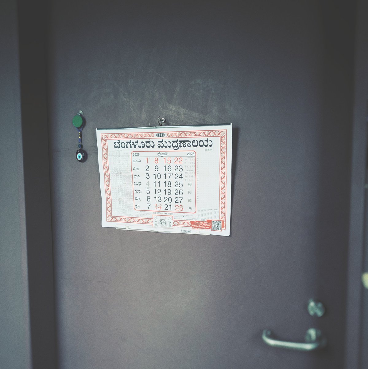 研究室の扉にカンナダカレンダー親分。ｲｪｲ