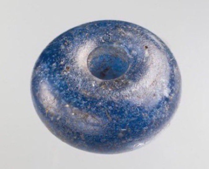 Alexny_85's tweet image. En Dinamarca, hace 3400 años, una mujer fue enterrada en un tronco de roble. Lo sorprendente es que la cuenta de vidrio azul encontrada a su lado…¡procedía del taller egipcio que suministró el vaso de cristal hallado en la tumba de Tutankamón, a más de 5000 km!

📷Science Nordic