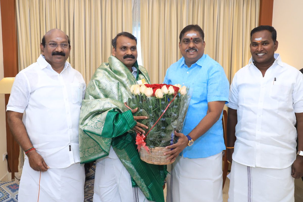 DrLMurugan's tweet photo. இன்று, புதுச்சேரியில் பாரதிய ஜனதா கட்சி சார்பில் நடைபெற்ற 'மத்திய பட்ஜெட் - 2026' குறித்த பத்திரிகையாளர் சந்திப்பில் கலந்து கொண்டேன்.

மத்திய பட்ஜெட் - 2026, நம் நாடு 2047 இல்  "வளர்ந்த இந்தியா" என்ற இலக்கை எட்டுவதற்கு எவ்வாறு பயனுள்ளதாக இருக்கும் என்பதையும், இந்தப் பட்ஜெட் நமது புதுச்சேரிக்கு எவ்வாறு ஆக்கபூர்வமான வாய்ப்புகளை வழங்கும் என்பதையும் விரிவாக எடுத்துரைத்தேன்.

இந்தச் சந்திப்பில், புதுச்சேரி பாஜக மாநிலத் தலைவர்,  திரு. @RamalingamMla அவர்கள், மாண்புமிகு புதுச்சேரி உள்துறை அமைச்சர் திரு. @ANamassivayam அவர்கள், புதுச்சேரி சட்டமன்ற உறுப்பினர் திரு. @AKSaiJSaravanan சாய் ஜே. சரவணன் அவர்கள் ஆகியோர் உடனிருந்தனர்.

#ViksitBharatBudget2026 

@NitinNabin @blsanthosh @BlrNirmal @mansukhmandviya @arjunrammeghwal