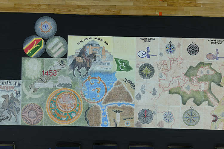 🖌️ Kültür ve Turizm Bakanlığı çini sanatçısı Fahri Çetinkaya, Türk tarihinin önemli dönüm noktalarını ve sembollerini konu alan 27 metre uzunluğunda çini eser hazırladı  v.aa.com.tr/3823190