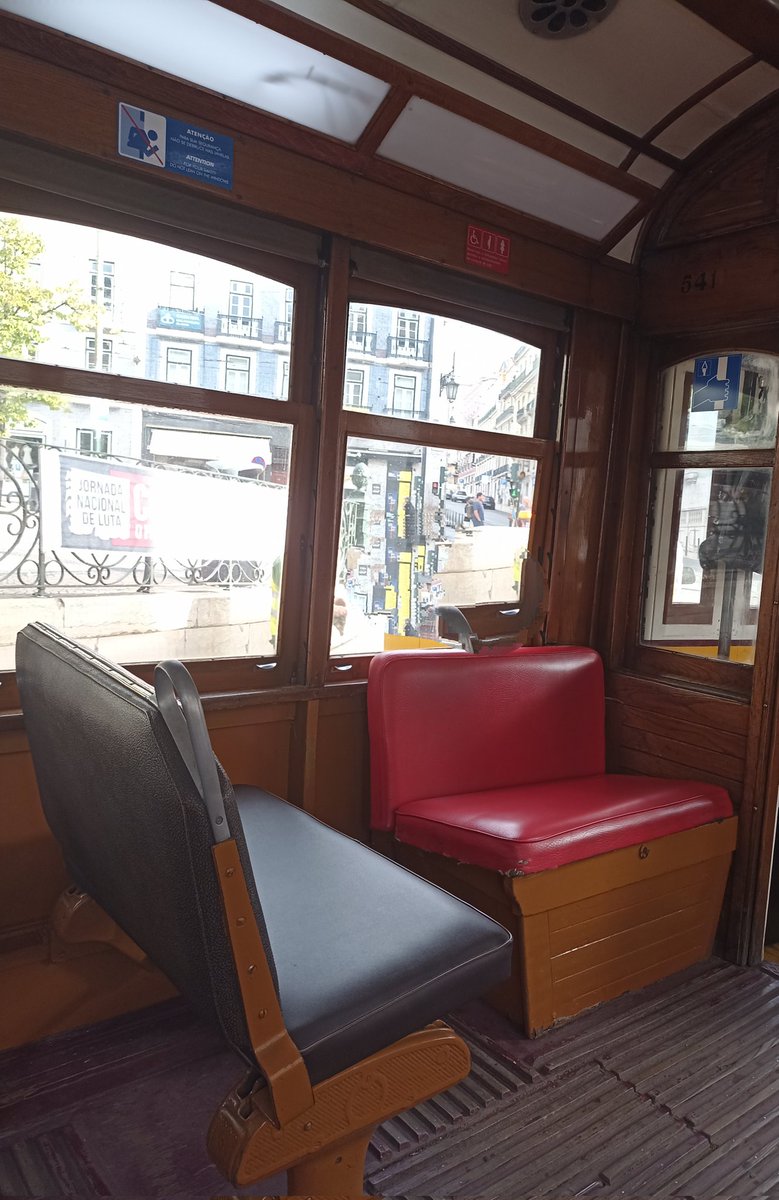 Buenos días
#letrasalacarta
Asientos vacíos, esperando a los pasajeros.
Viaje de ida. Todos subirán.
Hoy, mañana, algún día.
Esos asientos se ocuparán.
Para quedar luego vacíos, y la rueda continuar. Una vez más. Y otra, sin parar. 

#microcuento
#relatosbreves