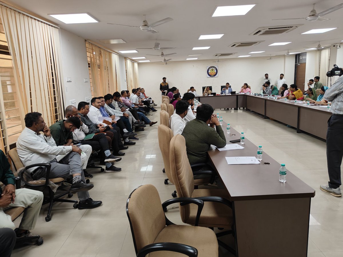 DdoArvalli's tweet photo. અરવલ્લી જિલ્લા પંચાયતના પ્રમુખ શ્રીમતી પ્રિયંકાબેન ડામોરના અધ્યક્ષસ્થાને સને ૨૦૨૬-૨૭ ના વર્ષ માટેનું ઐતિહાસિક અને સંપૂર્ણ પેપરલેસ કુલ ₹૧૭૭૮ કરોડની બજેટ મંજૂર, શિક્ષણ અને વિકાસ પર વિશેષ ફોકસ @CMOGuj @GujPRHDept @sanghaviharsh https://t.co/JX8XznKAsn