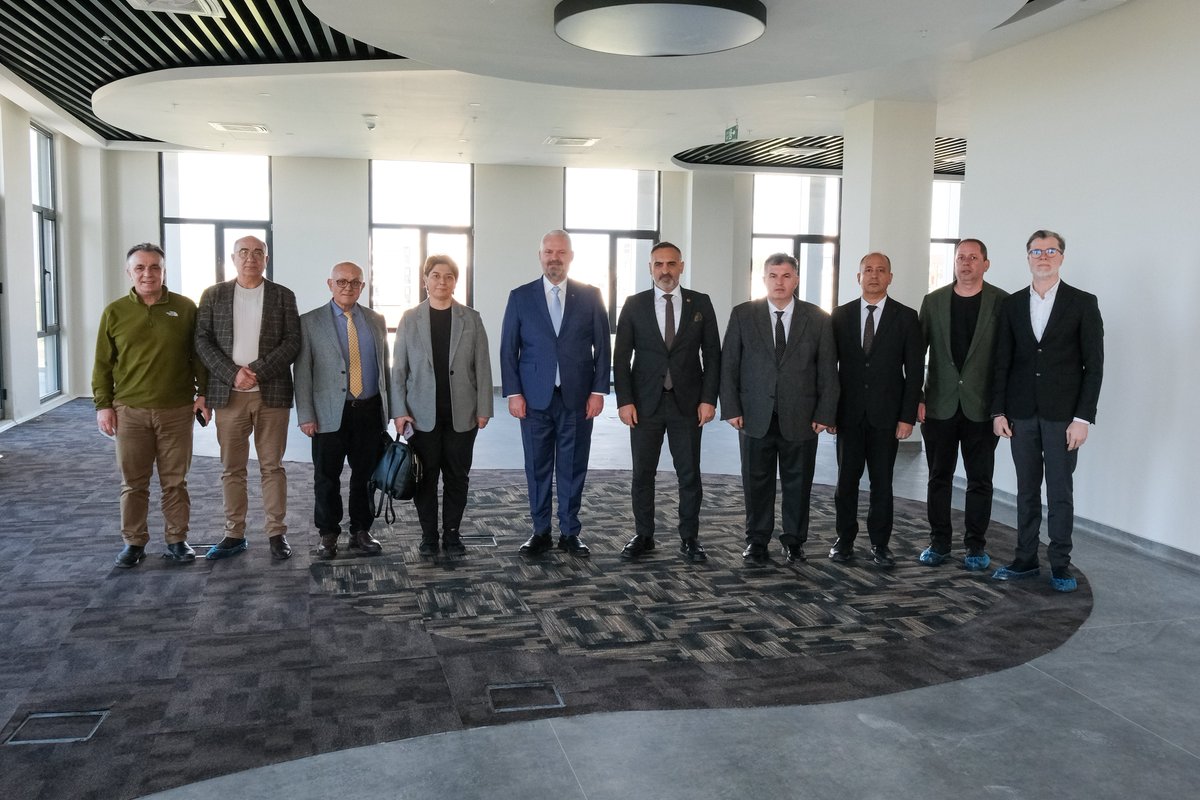 Bugün, bölgemizin en büyük iki kütüphanesi olma özelliğini taşıyan Ulukent ve İlhami Gürsoy Kütüphanelerimizde önemli bir inceleme gerçekleştirdik. Kütüphaneler ve Yayımlar Genel Müdürümüz Sn. Taner Beyoğlu, Kütüphaneler ve Yayımlar Genel Müdür Yardımcımız Sn. Betül Kiminsu ve İl