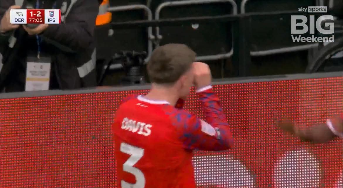 👀Leif Davis with the binoculars sign after scoring the winder against Derby today 😂

#lufc #Derby #Ipswich